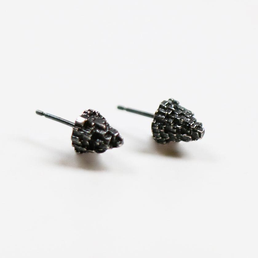 These Cone Lunas come in an oxidised finish. These textured studs measure 7mm wide and 8mm in length.