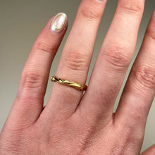 Entwine Narrow Band in 18ct Yellow Gold