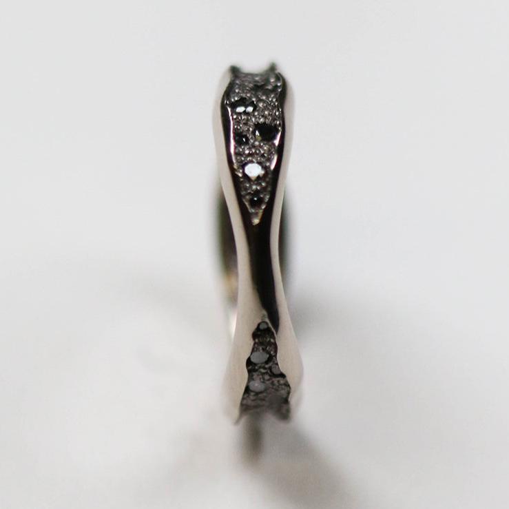 Measuring 3mm at its widest point, it is pavé set with 26 diamonds. The inlaid sections help to protect the stones, making this ring hardwearing and perfect for everyday wear.