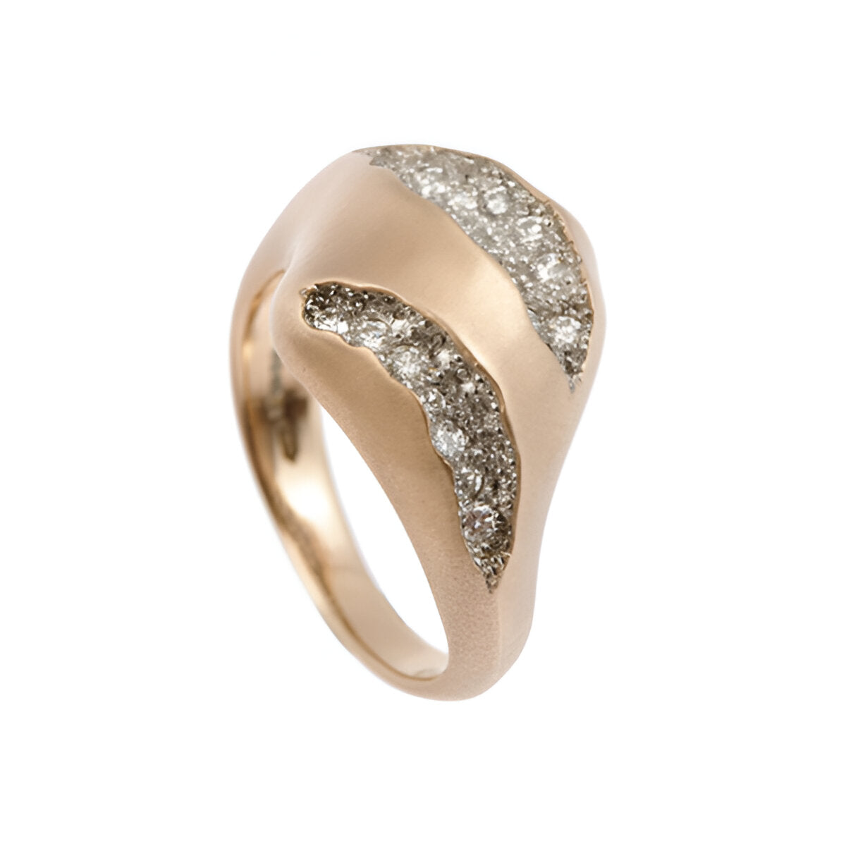 Pavé set with 34 diamonds totalling 1 carat, this ring is perfect for those who dare to stand out from the crowd. 