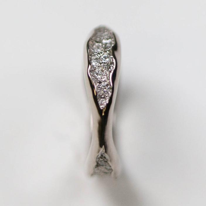 Measuring 3mm at its widest point, it is pavé set with 26 diamonds. The inlaid sections help to protect the stones, making this ring hardwearing and perfect for everyday wear.