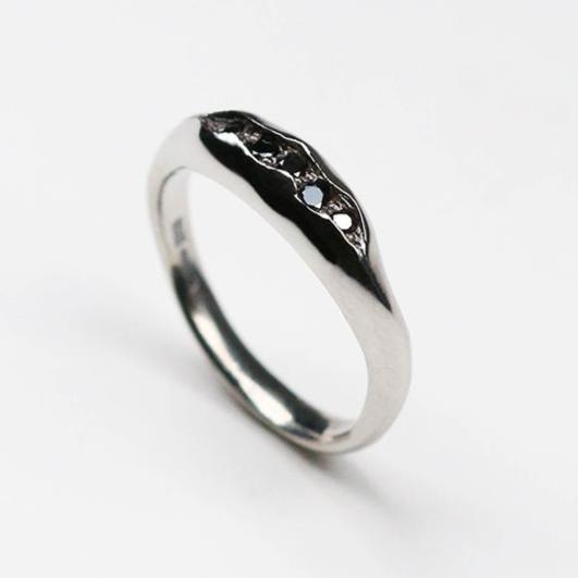 Measuring 3mm in width, the ring is pavé set with 5 diamonds.