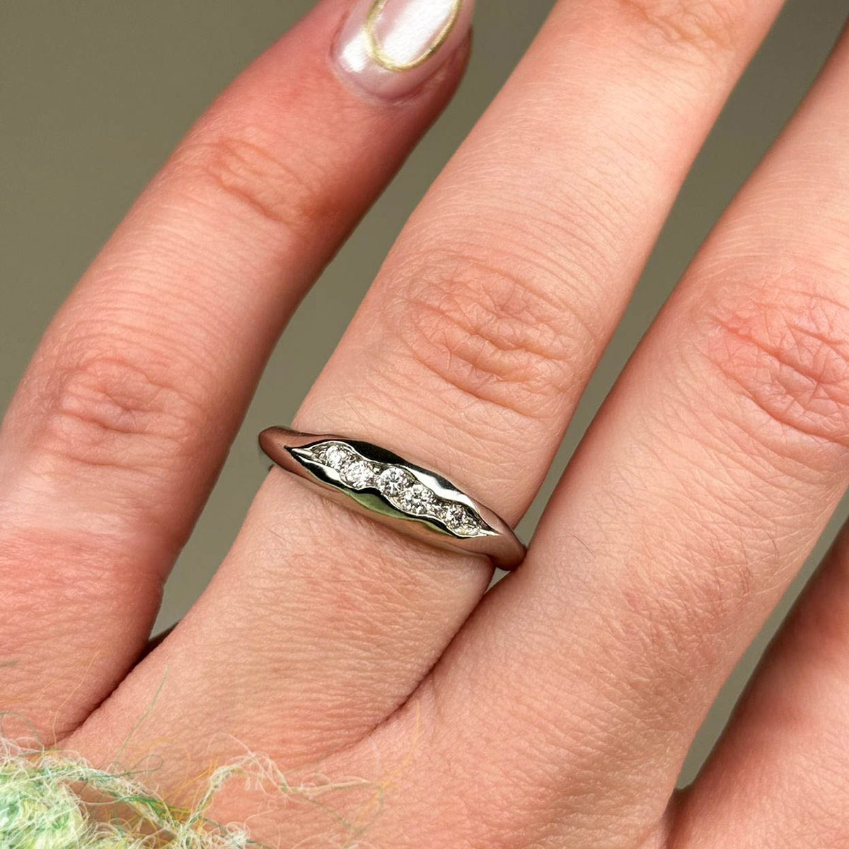 Measuring 3mm in width, the ring is pavé set with 5 diamonds.